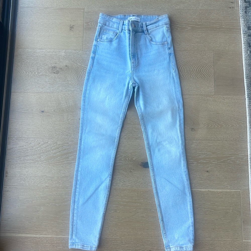Zara Light Wash Blue Jeans